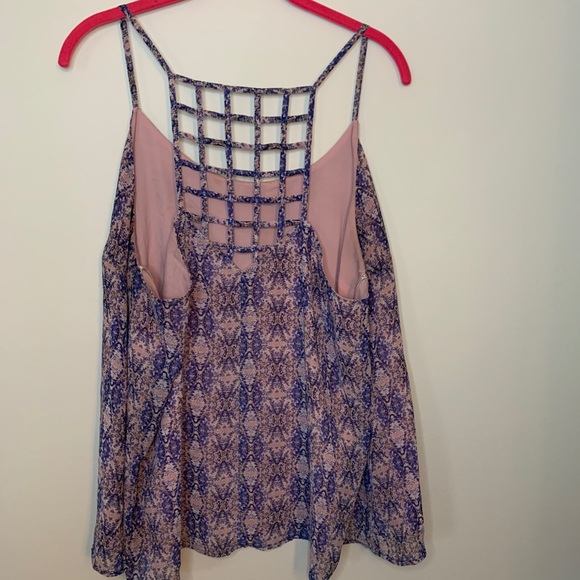 Patterned Cage Back Tank - Picture 3 of 4